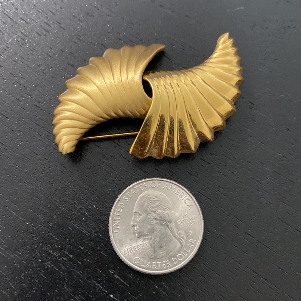 Vintage Brooch Monet Shell Scroll Shiny Matte Mix… - image 4